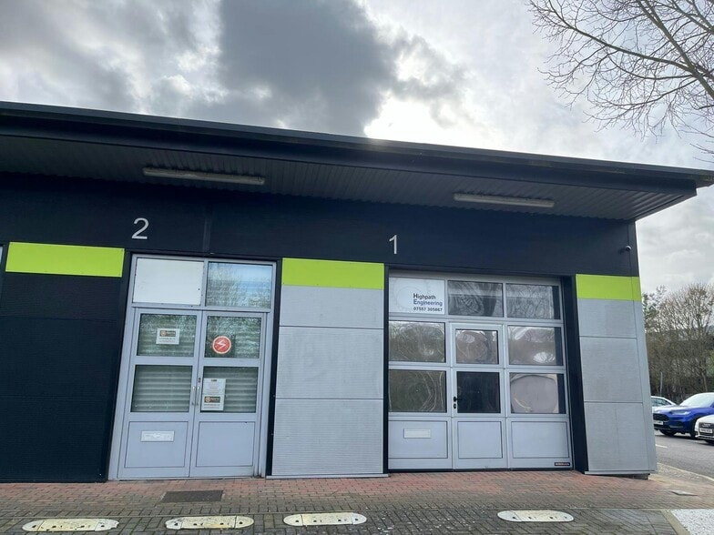 1 Smeaton Close, Aylesbury for sale - Building Photo - Image 2 of 2