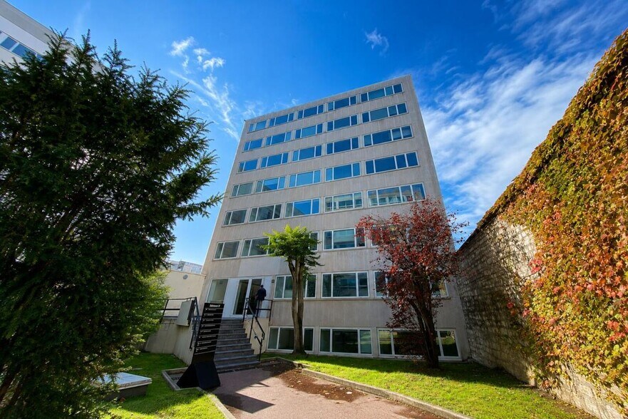 171 Avenue Charles De Gaulle, Neuilly-sur-Seine to rent - Building Photo - Image 2 of 4