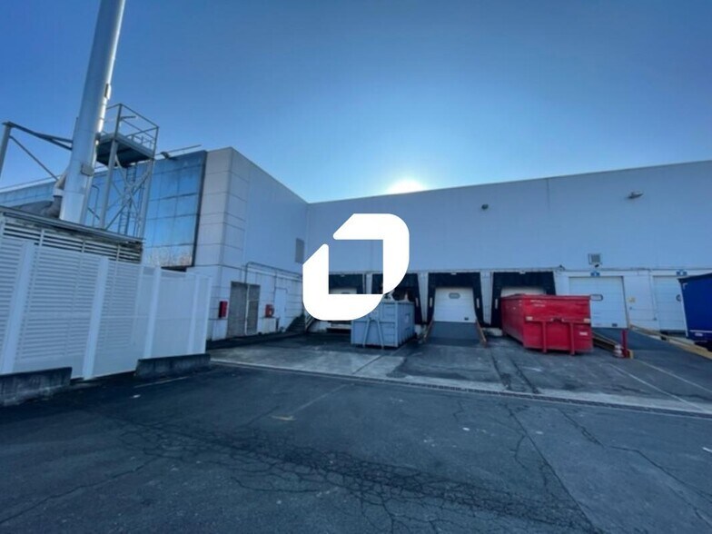 Industrial in Roissy-en-France to rent - Building Photo - Image 2 of 6
