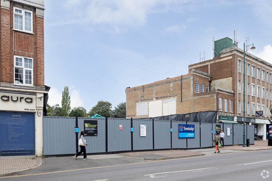 11 Station Rd, Upminster to rent - Building Photo - Image 3 of 9