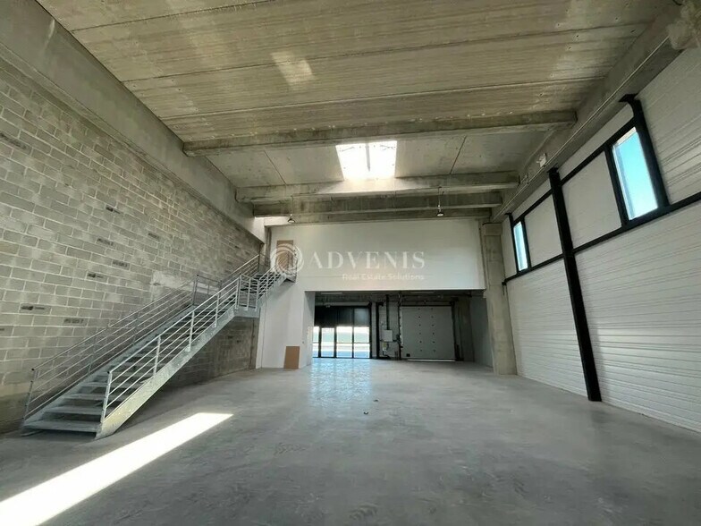 Light Industrial in Bobigny to rent - Interior Photo - Image 2 of 12