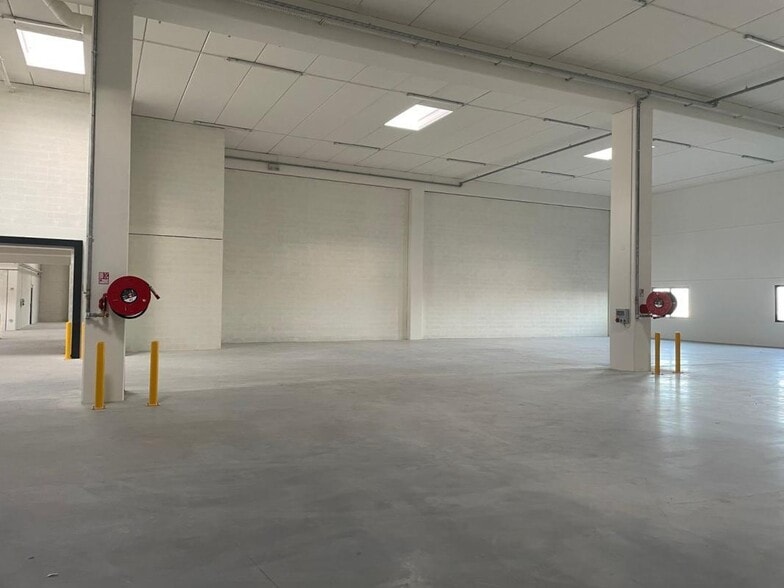 Industrial in Bondy to rent - Interior Photo - Image 3 of 11