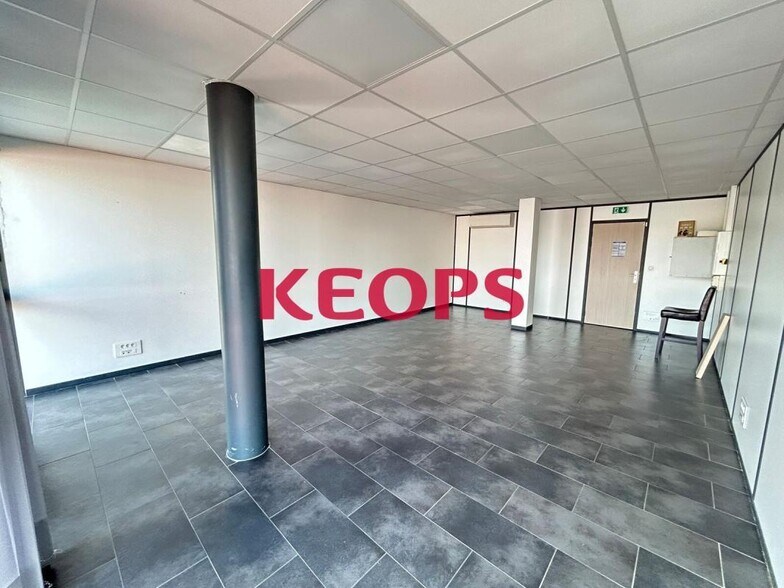 Rond-Point De La Résistance, Saint-Jean for sale - Interior Photo - Image 1 of 5