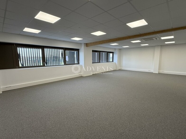 Light Industrial in Lognes to rent - Building Photo - Image 3 of 12