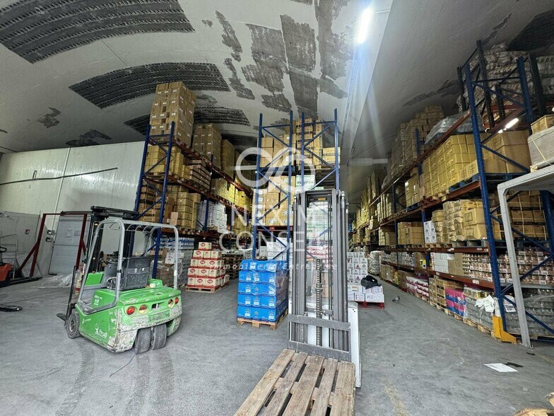 Industrial in La Courneuve to rent - Interior Photo - Image 1 of 3