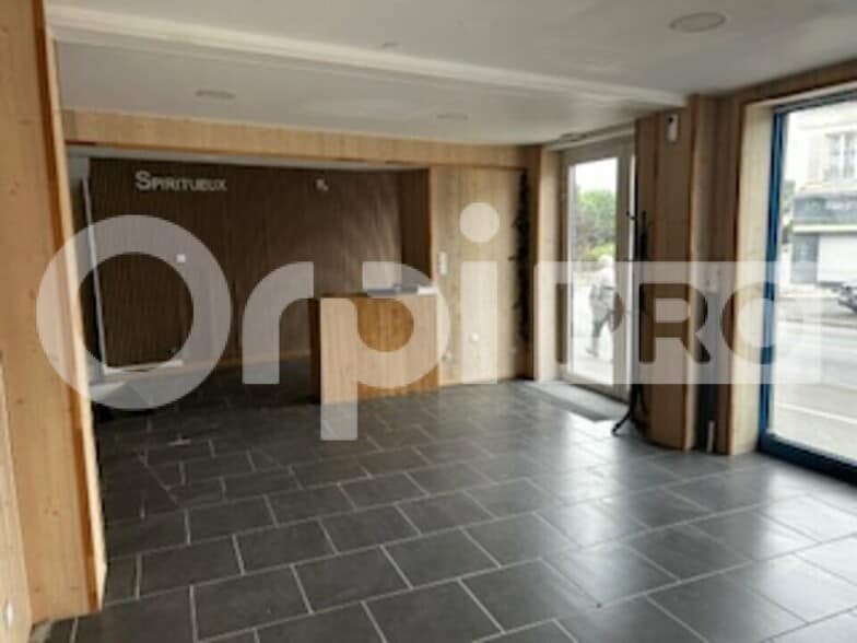 Retail in Chantilly to rent - Interior Photo - Image 2 of 7