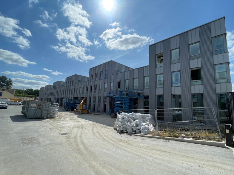 Light Industrial in Argenteuil to rent - Building Photo - Image 2 of 12