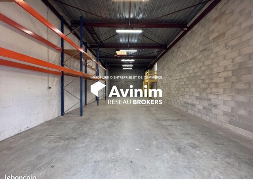 Industrial in Chelles to rent - Interior Photo - Image 1 of 2