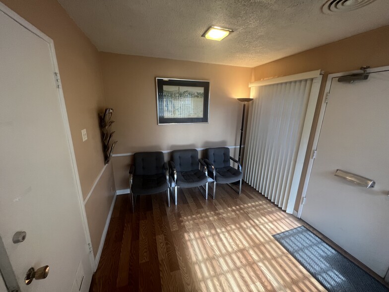 7121 W Manchester Ave, Los Angeles, CA for rent - Primary Photo - Image 1 of 15