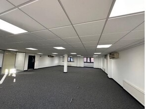 22 Station Rd, Gerrards Cross to rent Interior Photo- Image 1 of 2