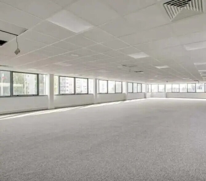 Office in Chilly-Mazarin to rent - Interior Photo - Image 3 of 5