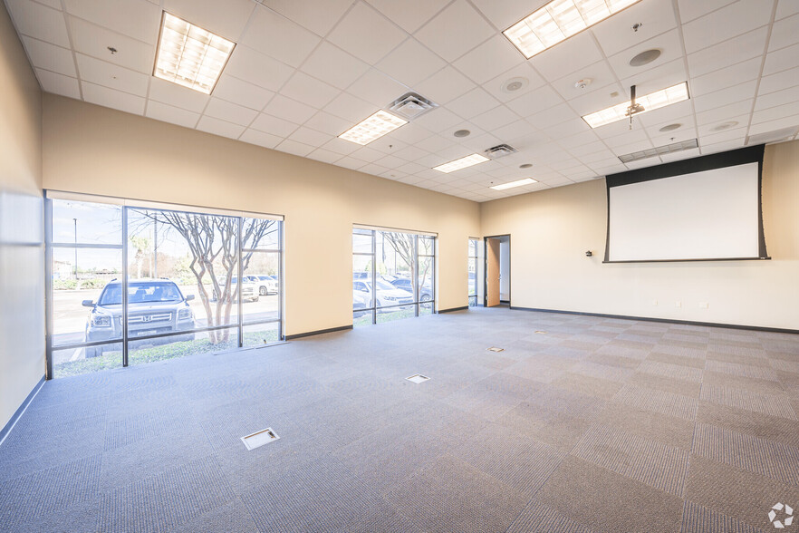 16969 Texas Ave, Webster, TX to rent - Interior Photo - Image 3 of 9