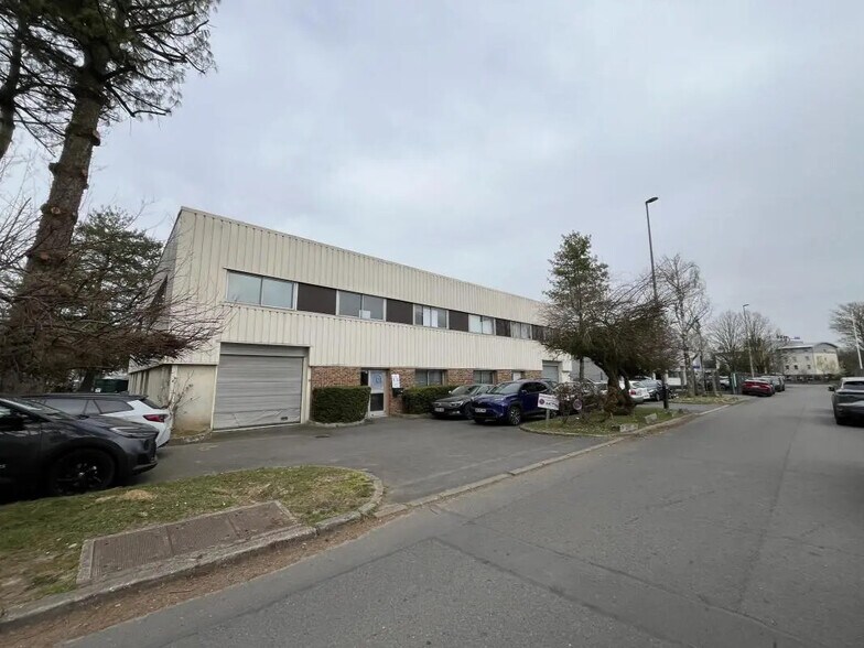 Light Industrial in Les Ulis to rent - Building Photo - Image 1 of 10
