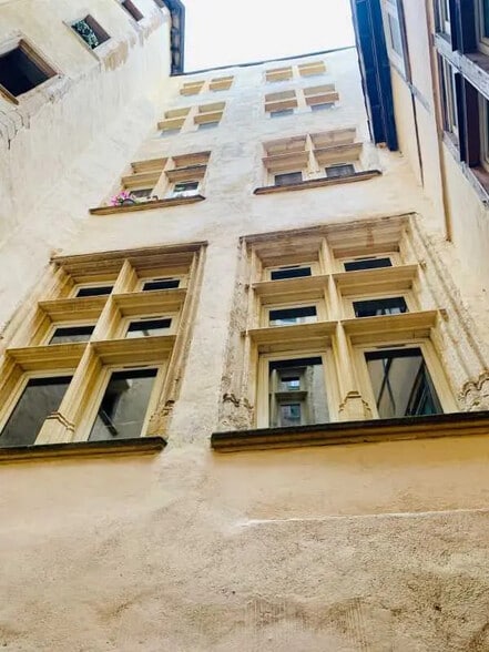 Retail in Lyon to rent - Building Photo - Image 2 of 8