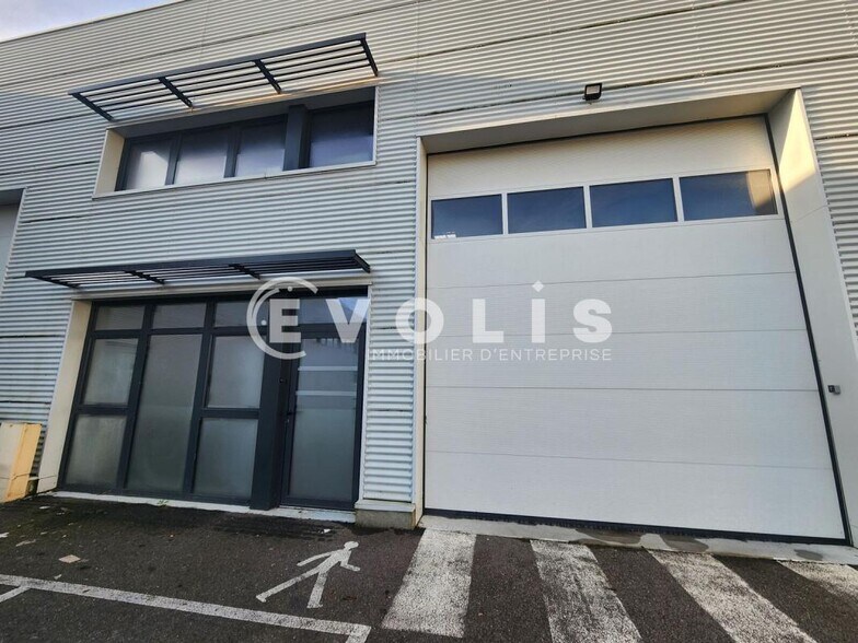 44 Rue De L'Avenir, Genas to rent - Building Photo - Image 2 of 16