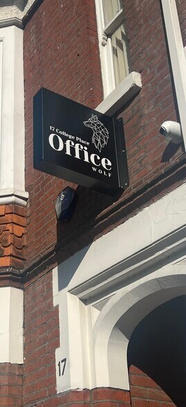 16-17 College Pl, Southampton to rent - Building Photo - Image 2 of 8