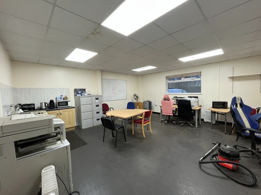Unit 8 Cherwell Valley Business Park, Adderbury, Banbury to rent Interior Photo- Image 1 of 2