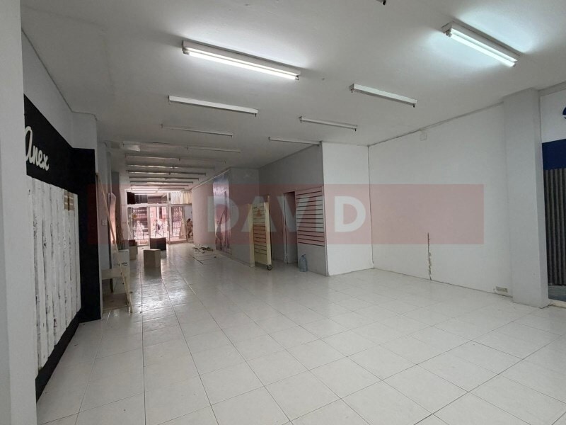 Retail in L'Hospitalet de Llobregat, Barcelona to rent Interior Photo- Image 1 of 4