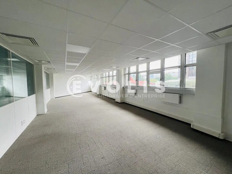 Office in Fontenay-sous-Bois to rent - Building Photo - Image 2 of 8
