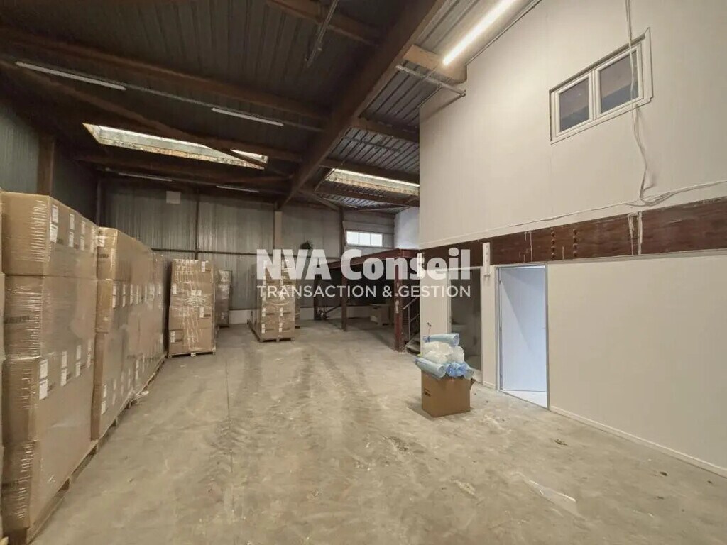 Location Entrepôt 280 m² - Photo 1