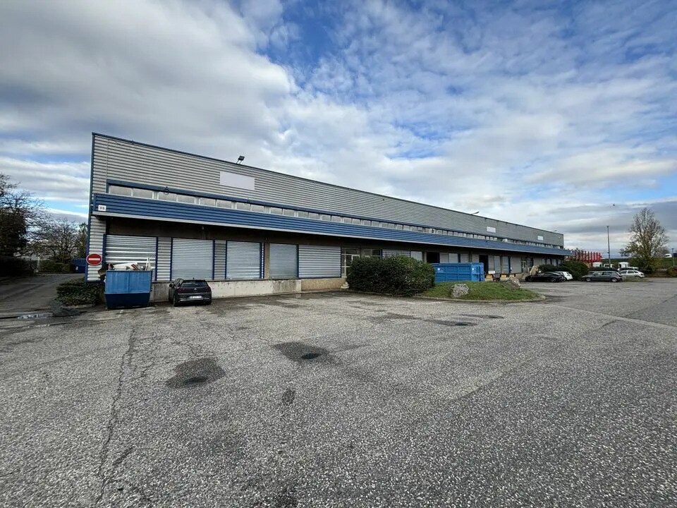 Light Industrial in Chassieu to rent Building Photo- Image 1 of 2