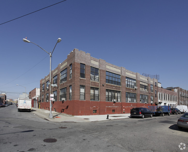 333 Scholes St, Brooklyn, NY for rent - Primary Photo - Image 2 of 24