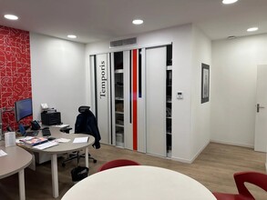 Retail in Marseille to rent Interior Photo- Image 2 of 3