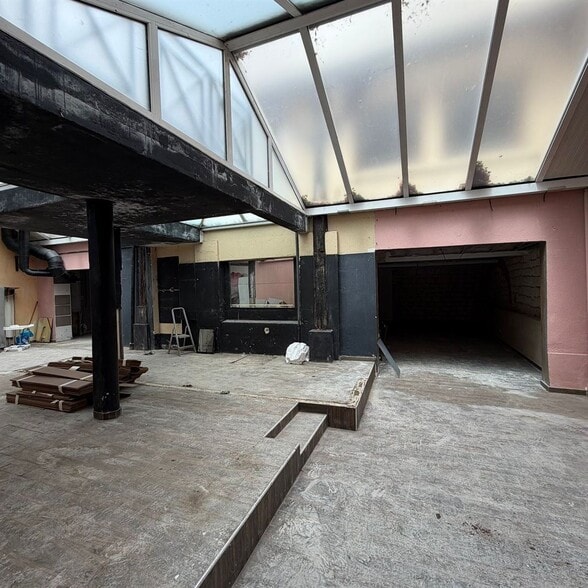 Retail in Clichy to rent - Interior Photo - Image 2 of 7
