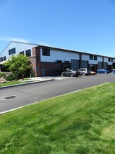 2121 SW Deerhound Ave, Redmond, OR for rent Building Photo- Image 1 of 18