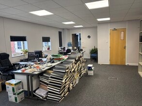 14 Arcadia Ave, London to rent Interior Photo- Image 2 of 3