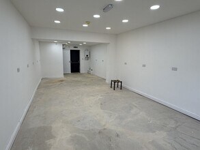 82A Fenwick Dr, Bradford to rent Interior Photo- Image 2 of 2