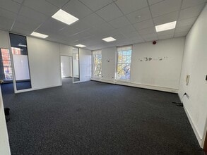 11-15 Dix's Field, Exeter to rent Interior Photo- Image 1 of 6