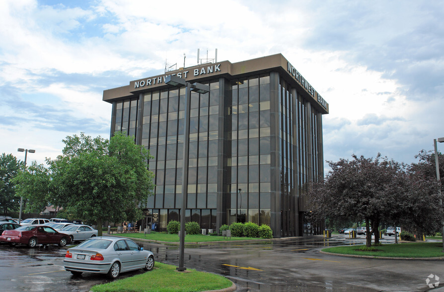 2550 Middle Rd, Bettendorf, IA for rent - Building Photo - Image 3 of 9