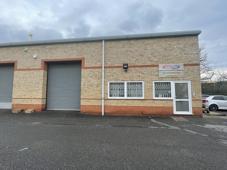 Unit 12 Lakeside Business Park, Swan Ln, Sandhurst to rent - Building Photo - Image 1 of 1