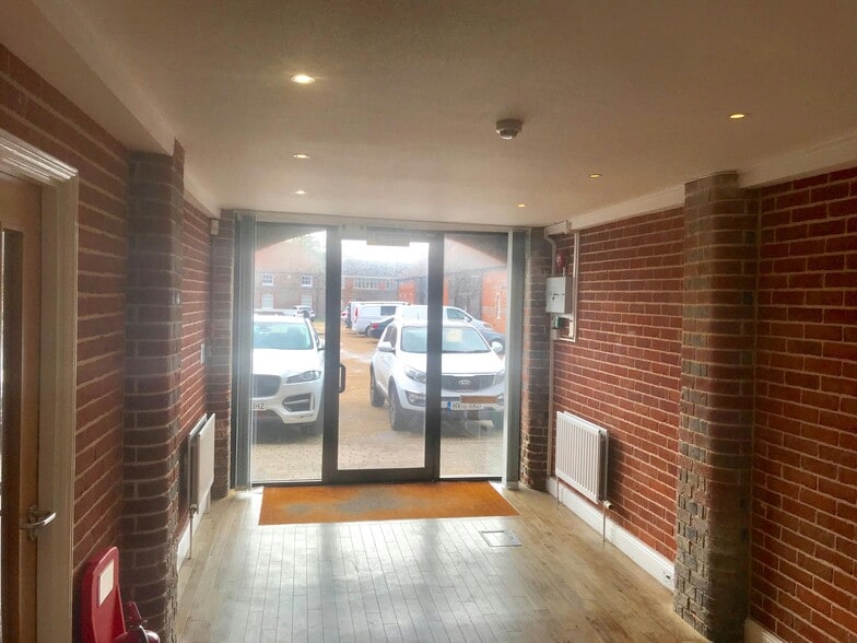 Off Cams Hl, Fareham to rent - Interior Photo - Image 2 of 57