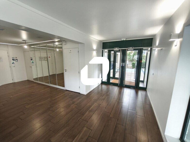Office in Créteil to rent - Lobby - Image 2 of 6