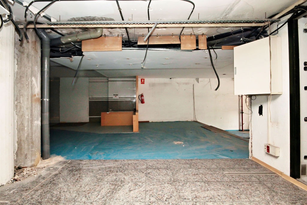 Esplugues de Llobregat, BAR 08950 - - - Interior Photo - Image 2 of 13