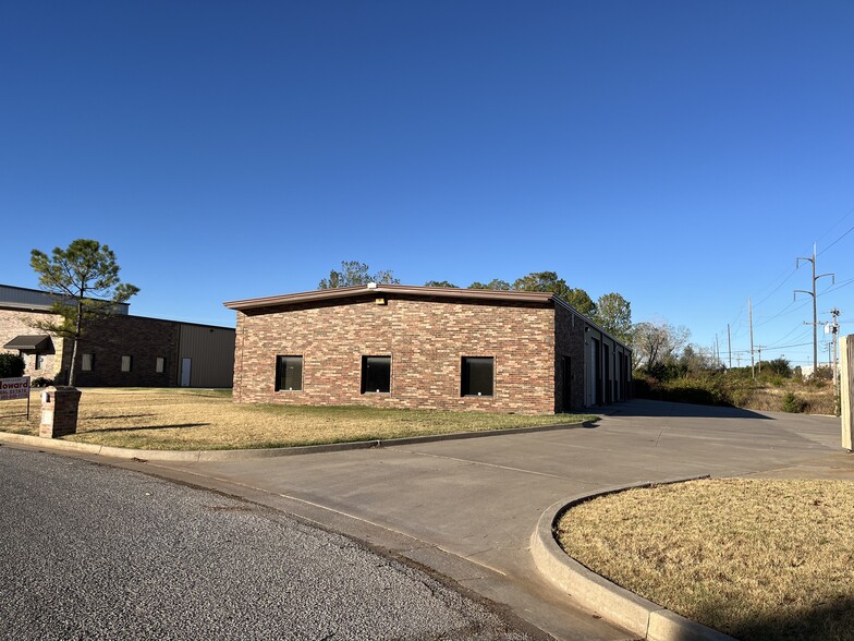 8213 Glade Ave, Oklahoma City, OK for rent - Building Photo - Image 2 of 8