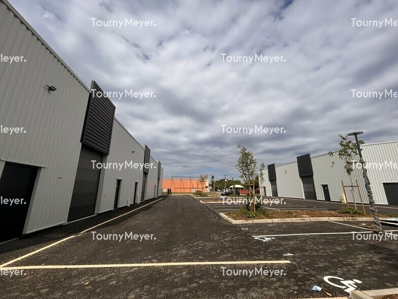 4 Rue De Cabourdy, Saint-Jory to rent - Building Photo - Image 3 of 9