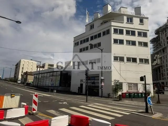 Location Entrepôt 2 239 m² - Photo 1
