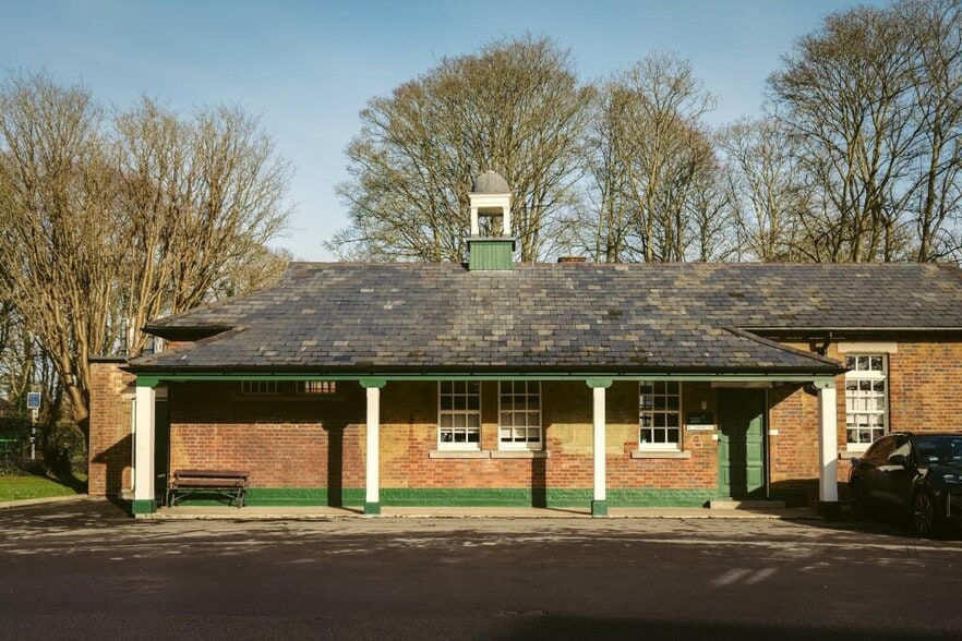 Bicester Heritage, Buckingham Rd, Bicester to rent - Primary Photo - Image 1 of 6