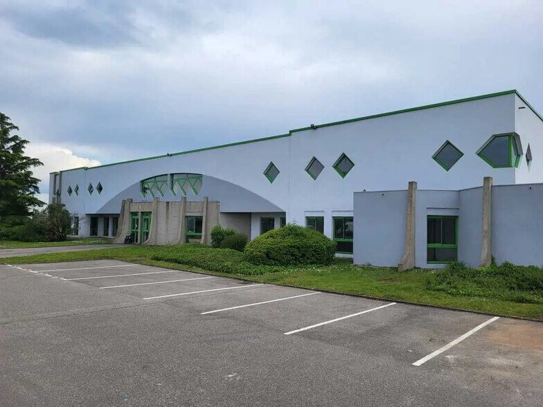 Office in Genas to rent - Building Photo - Image 1 of 7