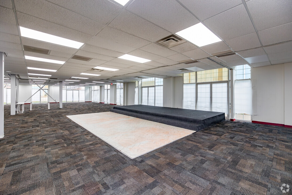 6230-6360 Busch Blvd, Columbus, OH to rent Building Photo- Image 1 of 10