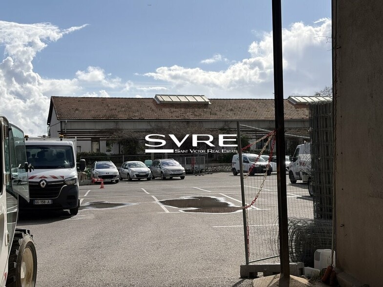 Light Industrial in Marseille to rent - Building Photo - Image 1 of 12
