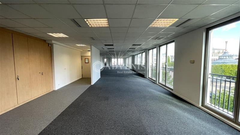 Office in Chessy to rent Interior Photo- Image 1 of 13