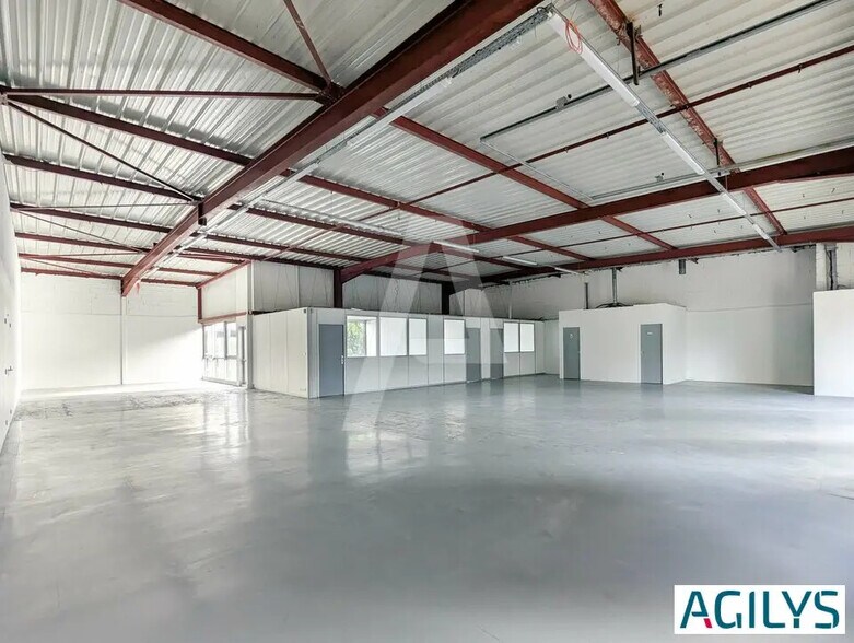 Light Industrial in to rent - Interior Photo - Image 3 of 12