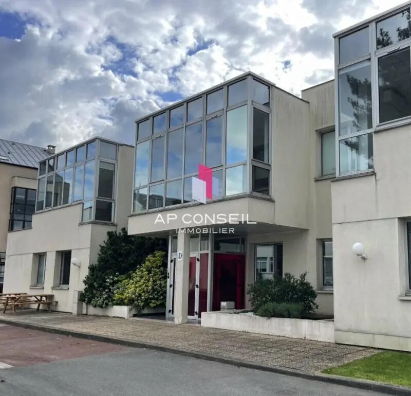 Office in Versailles to rent Building Photo- Image 1 of 10