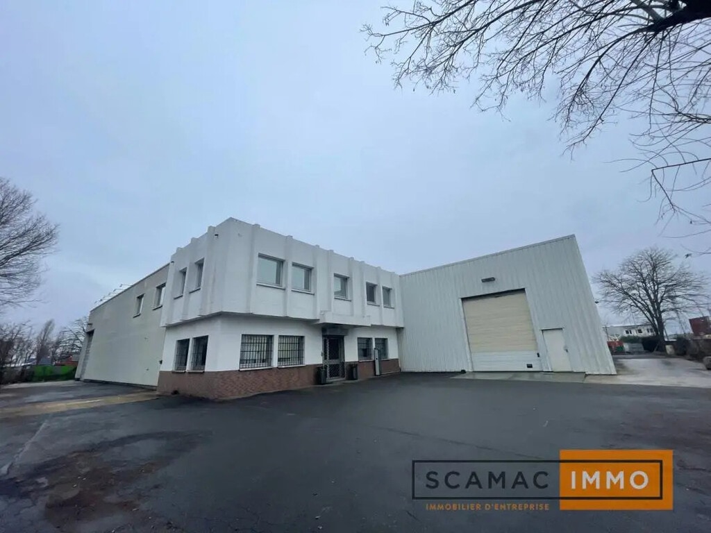 Location Entrepôt 1 680 m² - Photo 1
