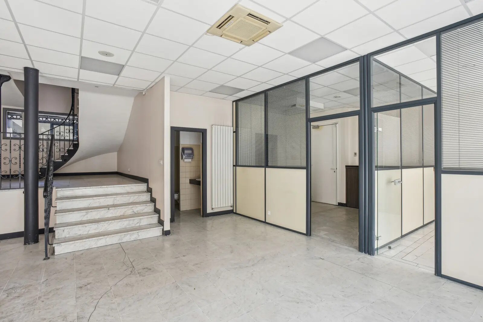 Retail in Paris to rent Interior Photo- Image 1 of 11