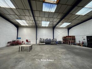 Light Industrial in Champagne-au-Mont-d'Or to rent Interior Photo- Image 1 of 2